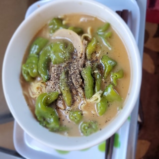 甘長とうがらしとハムの豚骨醤油ラーメン